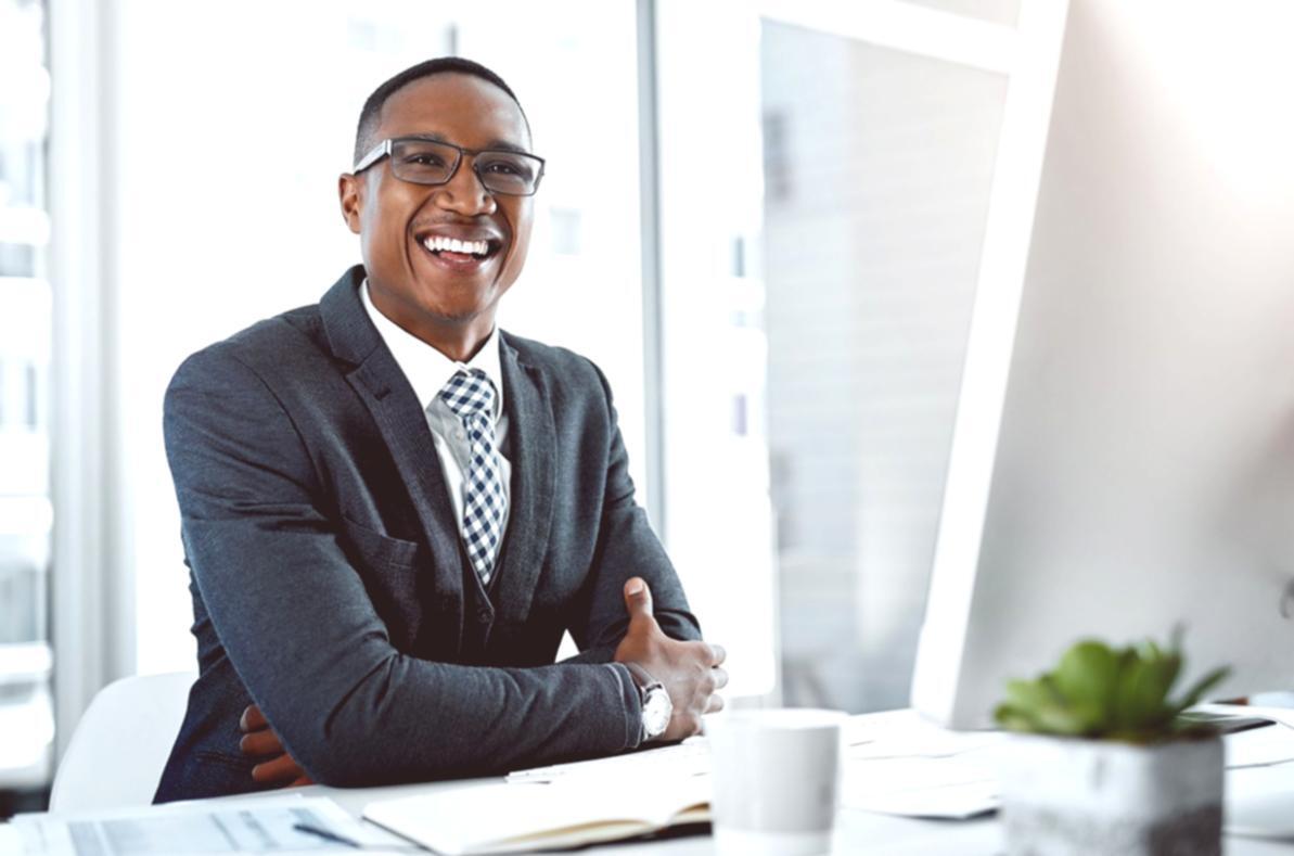 Sesión de webinar en vivo con participantes conectados desde diferentes ubicaciones