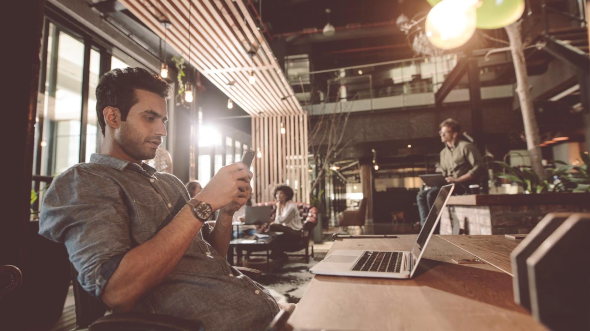 Sesión de aprendizaje en línea con estudiantes participando activamente