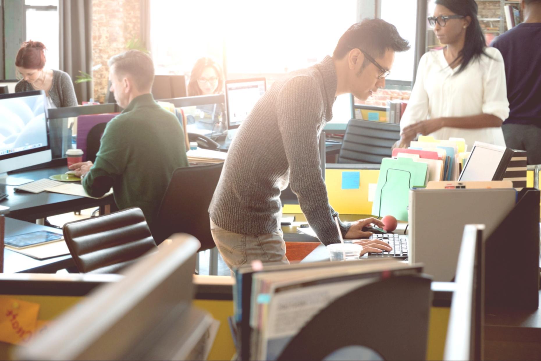 Equipo de instructores colaborando en sesión educativa