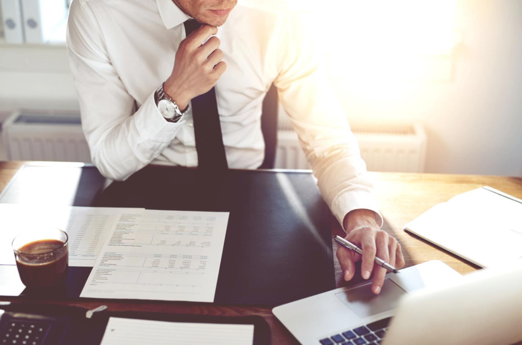 Estudiantes colaborando en sesión práctica de aprendizaje